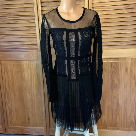 Max Azria BCBG STEF size XS BLACK LACE DRESS Max Azria BCBG STEF size XS BLACK LACE DRESS